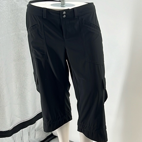 Athleta cropped cargo pants. No size tag go off measurements. - Picture 1 of 8